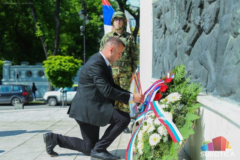 У СУБОТИЦИ ОБЕЛЕЖЕН ДАН ПОБЕДЕ НАД ФАШИЗМОМ ПОЛАГАЊЕМ ВЕНАЦА НА СПОМЕНИК ЖРТВАМА